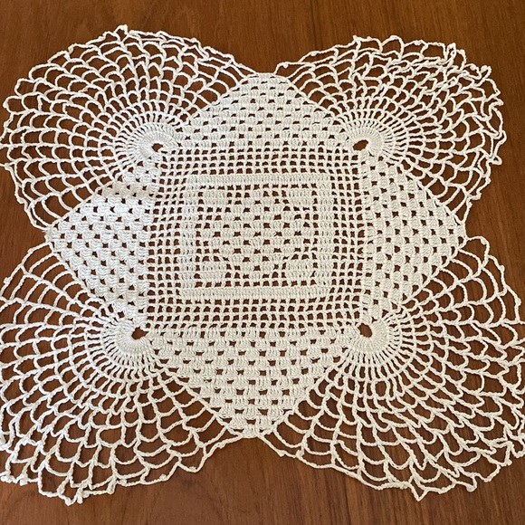 VTG Handmade Crochet Doilies Set of 4 - Picture 8 of 10